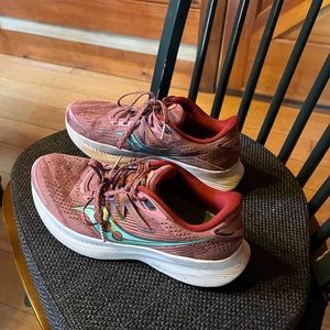 Womens Saucony Guide 16 running shoes :)